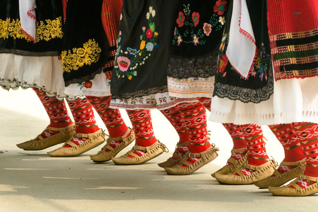 фолклорен ансамбъл танцува народни танци по време на спектакъл